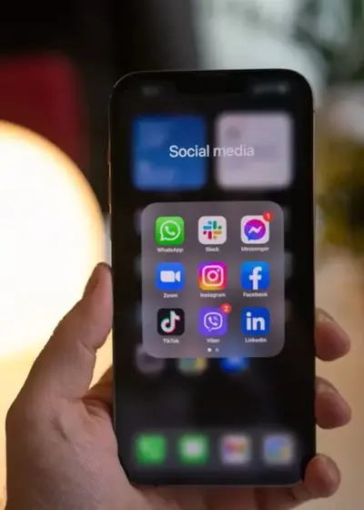 Móvil mostrando apps de redes sociales: Instagram, TikTok, YouTube y X