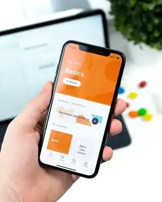 iPhone en mano mostrando una aplicación móvil